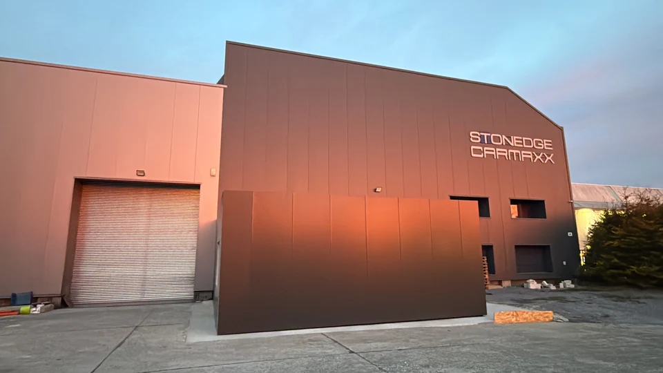 Façade du bâtiment Carmaxx dans la lumière du soir