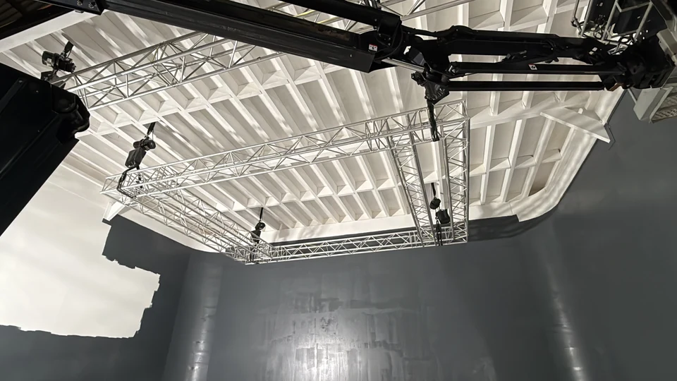 Structure du plafond technique motorisé et ses points de suspension au-dessus du plateau